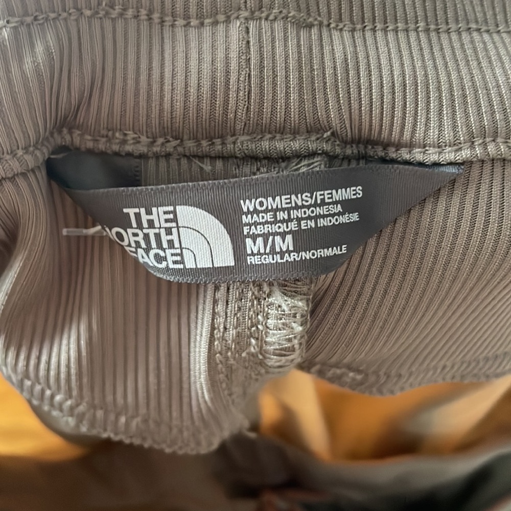 Women The North Face tan active wear capris size M EUC - Picture 4 of 5